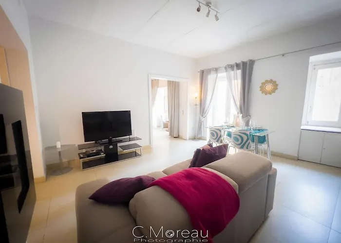 Charming 2 Bedroom *