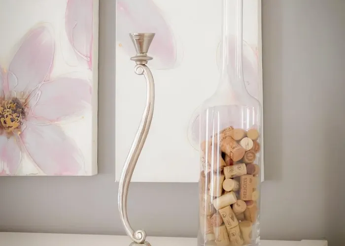 Charming 2 Bedroom דירה *