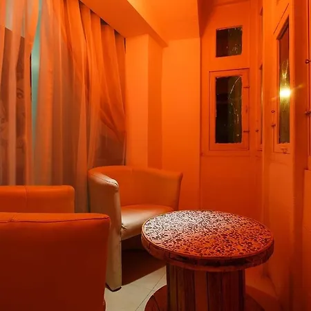 Charming 2 Bedroom Apartment *