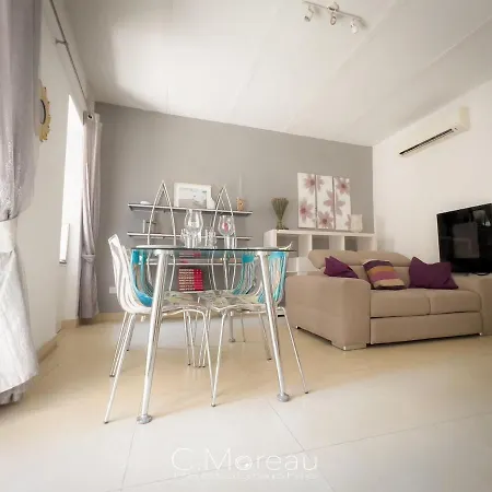 Charming 2 Bedroom *