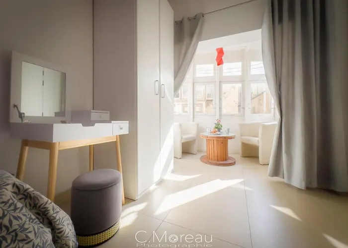 Charming 2 Bedroom Apartment *