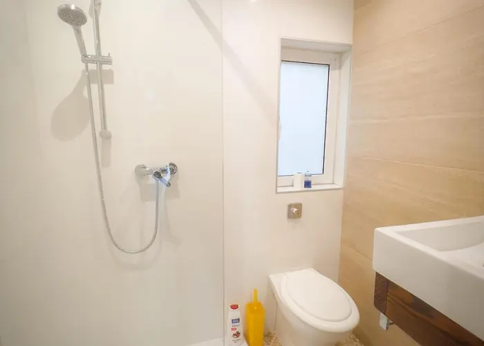 Apartment Charming 2 Bedroom *